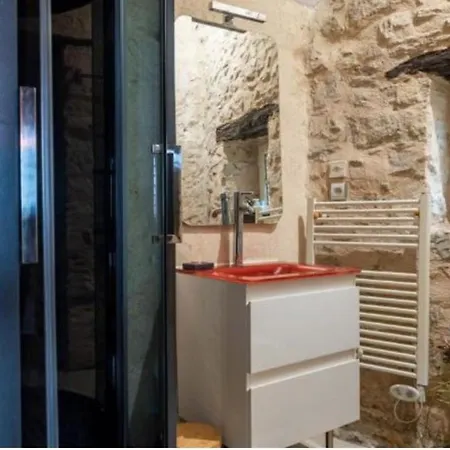 Le Passe-muraille * Sainte-Suzanne (Mayenne)