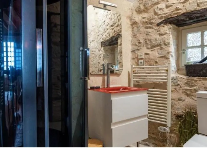 Le Passe-muraille * Sainte-Suzanne (Mayenne)